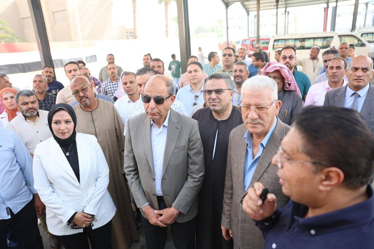 المحافظ يستمع لشرح من مدير المواقف
